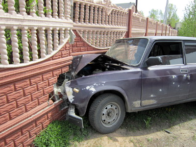 Пьяный водитель протаранил забор частного дома в Абакане
